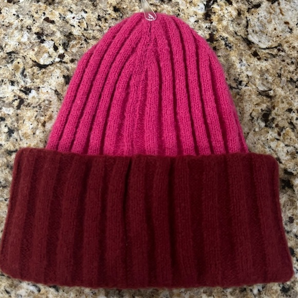 New - On 34th Women’s Wide-Ribbed Colorblocked Beanie in Pink/Red - Picture 2 of 6